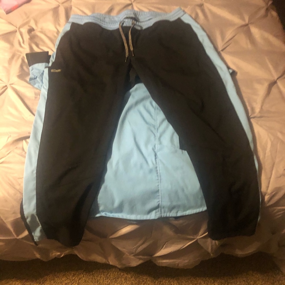 Scrubs - Picture 2 of 2